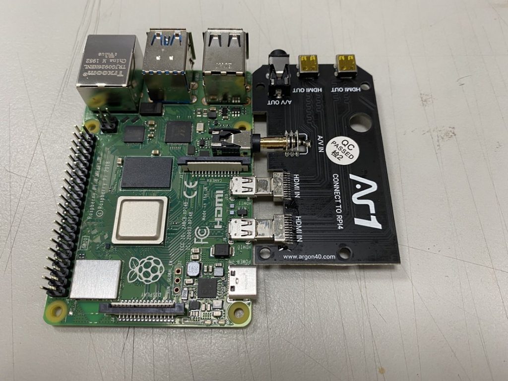 Step1. 將擴展板與樹莓派 Raspberry-Pi-4B 主板連接