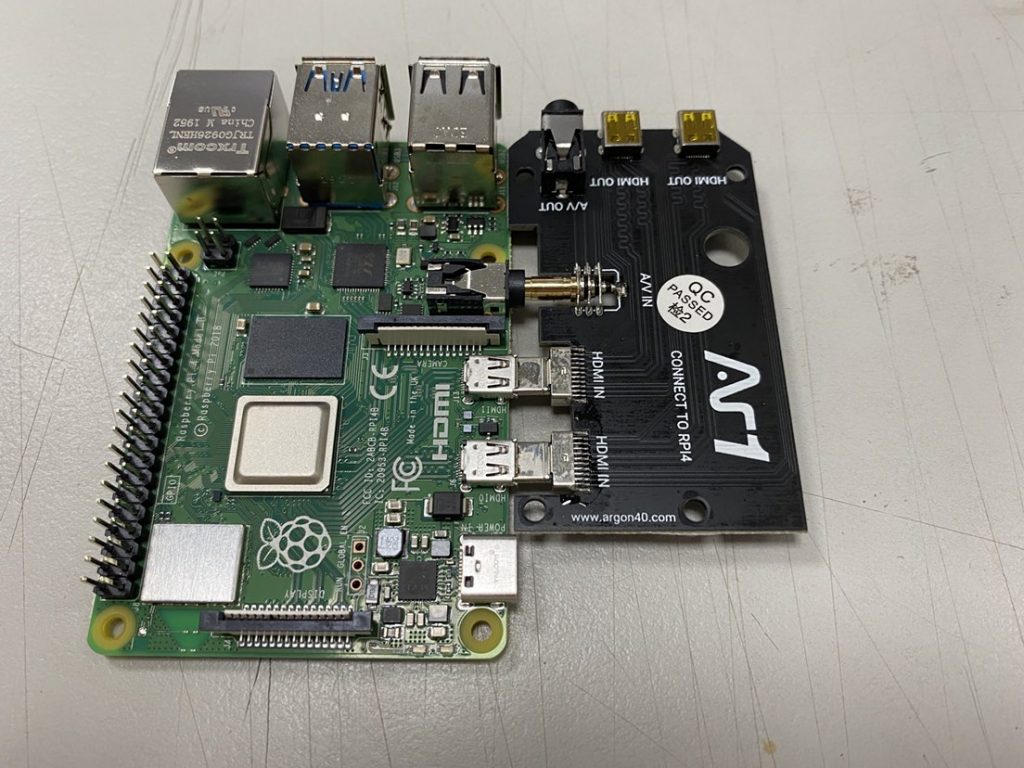 Step1. 將擴展板與樹莓派 Raspberry-Pi-4B 主板連接