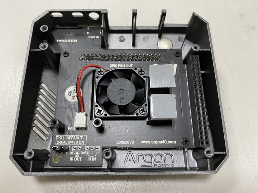 Step2. 將2片導熱片貼於樹莓派 Raspberry-Pi-4B ARGON ONE鋁合金外殼