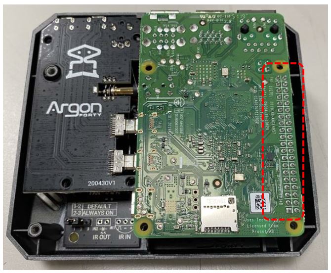 Step3. 將連接好的樹莓派 Raspberry-Pi-4B 主板，對齊孔位、放入上殼中