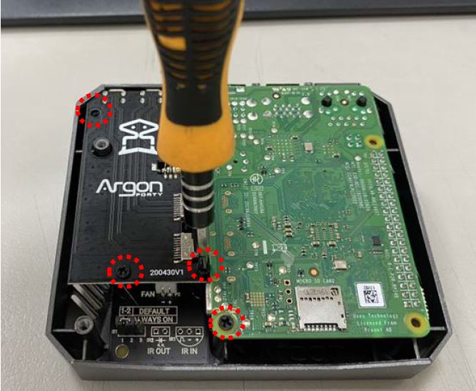 Step4. 鎖上4 顆平頭螺絲於樹莓派 Raspberry-Pi-4B 主板